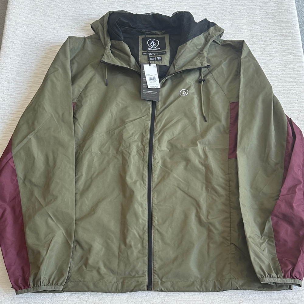 Volcom Men's Water Resistant Windbreaker with Hood. NWT